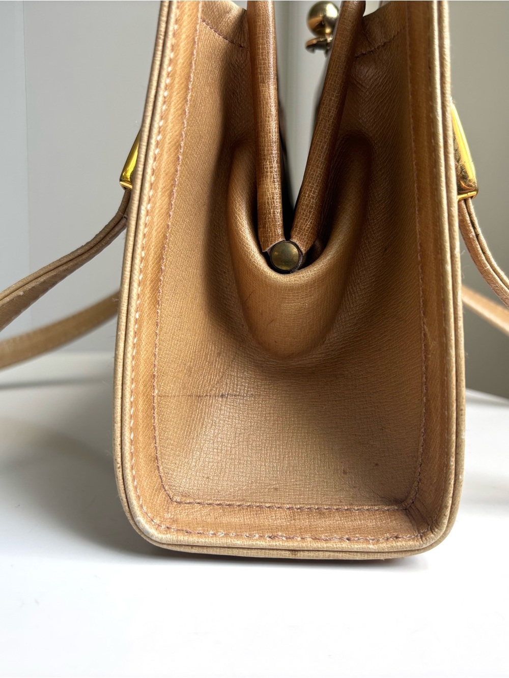 Vintage Koret Tan Leather Structured Shoulder Handbag Purse with Gold Hardware - Picture 6 of 13